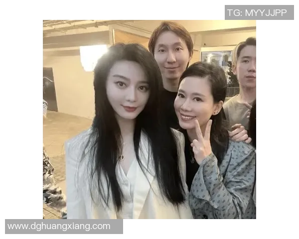 足球明星与豪华游艇的亲密合影展现运动与奢华的完美结合